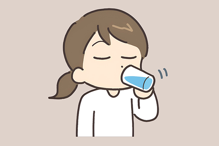 수분을-섭취하는-여성