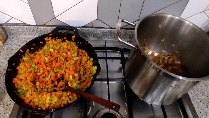 한쪽으로는 팬으로 당근과 샐러리를 볶아주며 한쪽엔 냄비에 양파를 쫄여줌