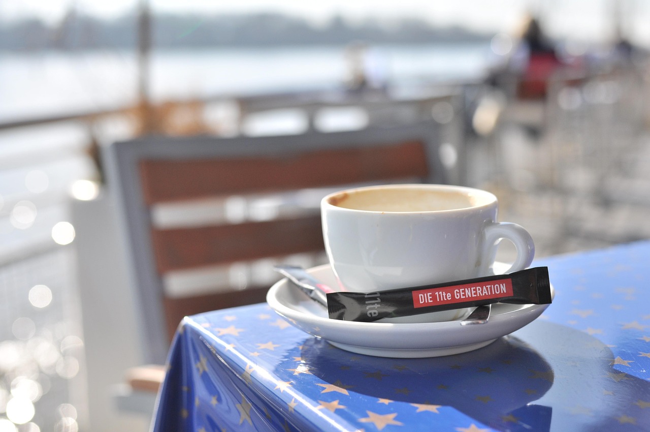 잔잔한 커피잔과 창밖 풍경 관련 사진