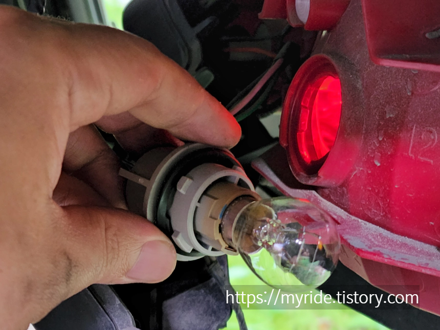 소켓을 끼우기 전에 고무씰이 잘 자리 잡았는지 확인이 필수!