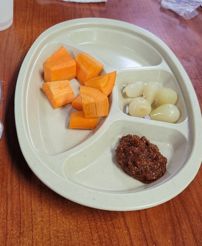 테이블 옆으로 퍼담을수 있는 야채들