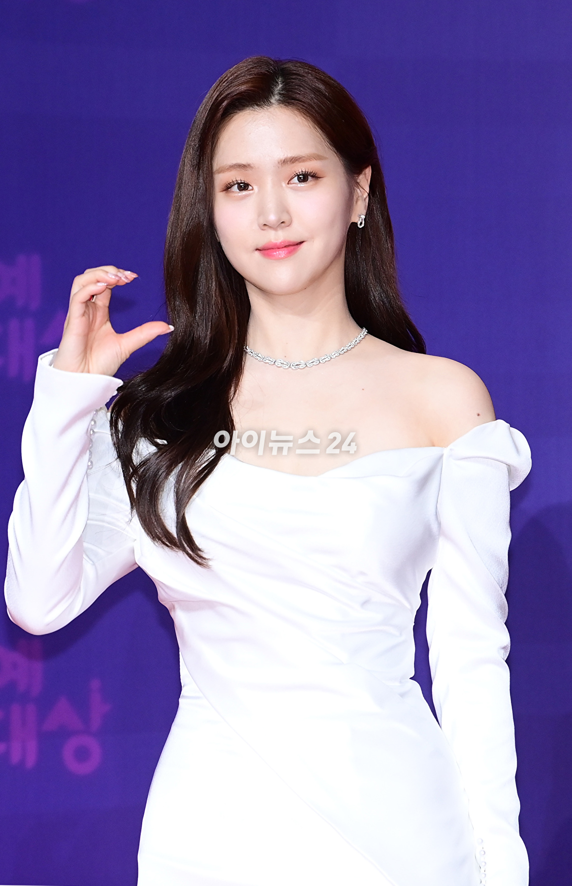 배우 김지은이 30일 오후 서울 마포구 상암 SBS 상암프리즘 타워에서 열린 &#39;2023 SBS 연예대상&#39; 시상식에 MC로 참석하고 있다. [사진=정소희 기자]