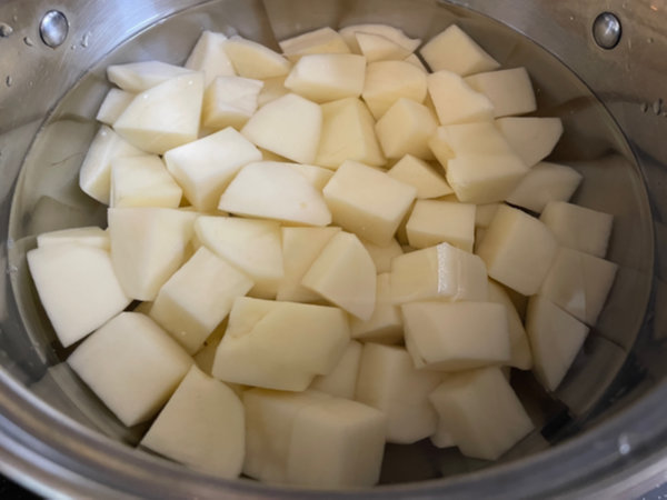 소금물에 감자 넣고 삶기