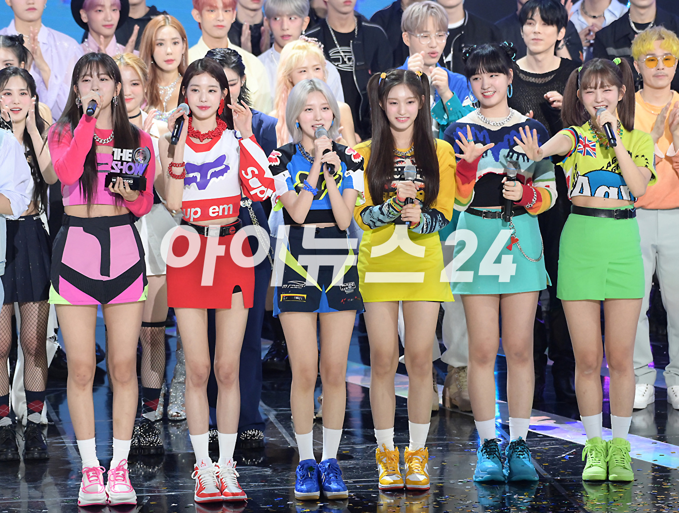 그룹 아이브가 30일 서울 상암동 SBS프리즘타워에서 열린 SBS M '더 쇼' 생방송에서 1위인 '더쇼 초이스'를 수상하고 기뻐하고 있다. [사진=정소희 기자]