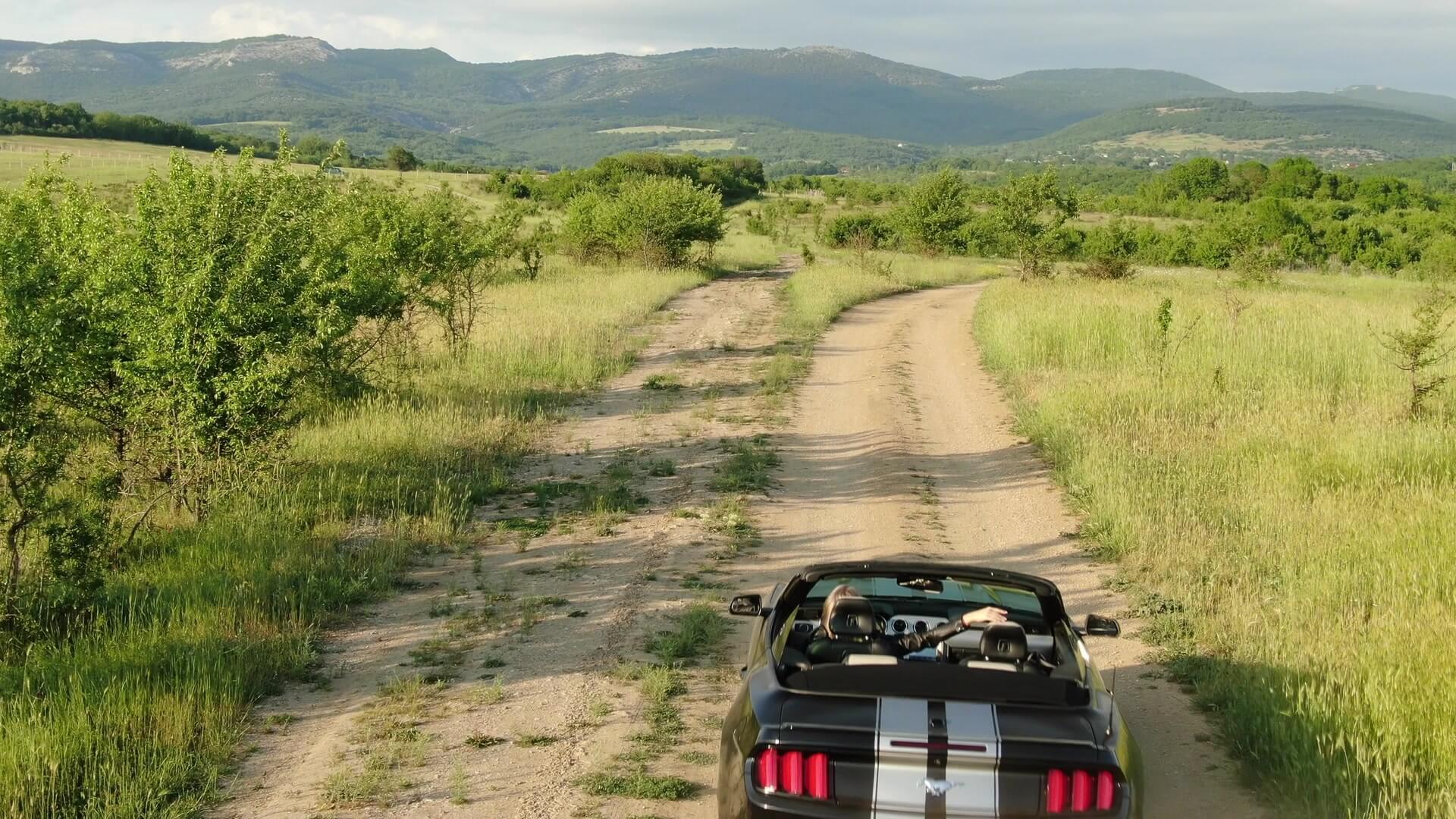 자동차로 시골길을 달리는 모습