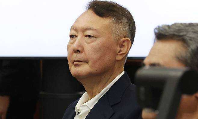 윤석열 전 대통령에게 징역 10년 구형 특검 "체포방해 등 반성없어"