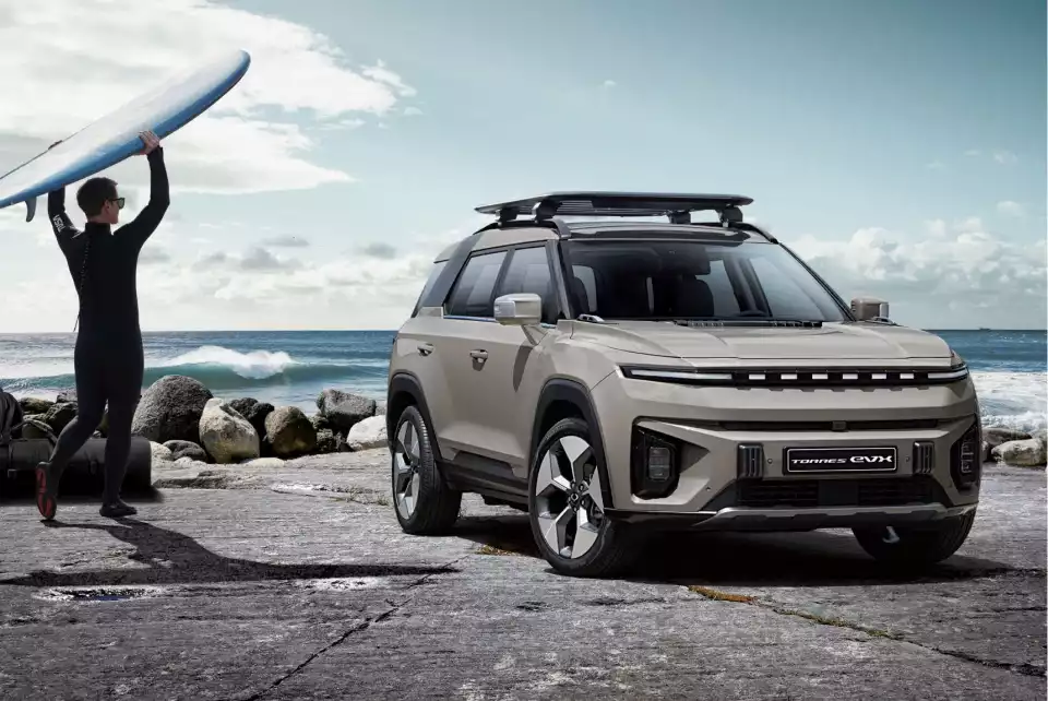 루프에 커스터마이징 사양이 추가된 토레스 EVX입니다(출처 : KG 모빌리티).