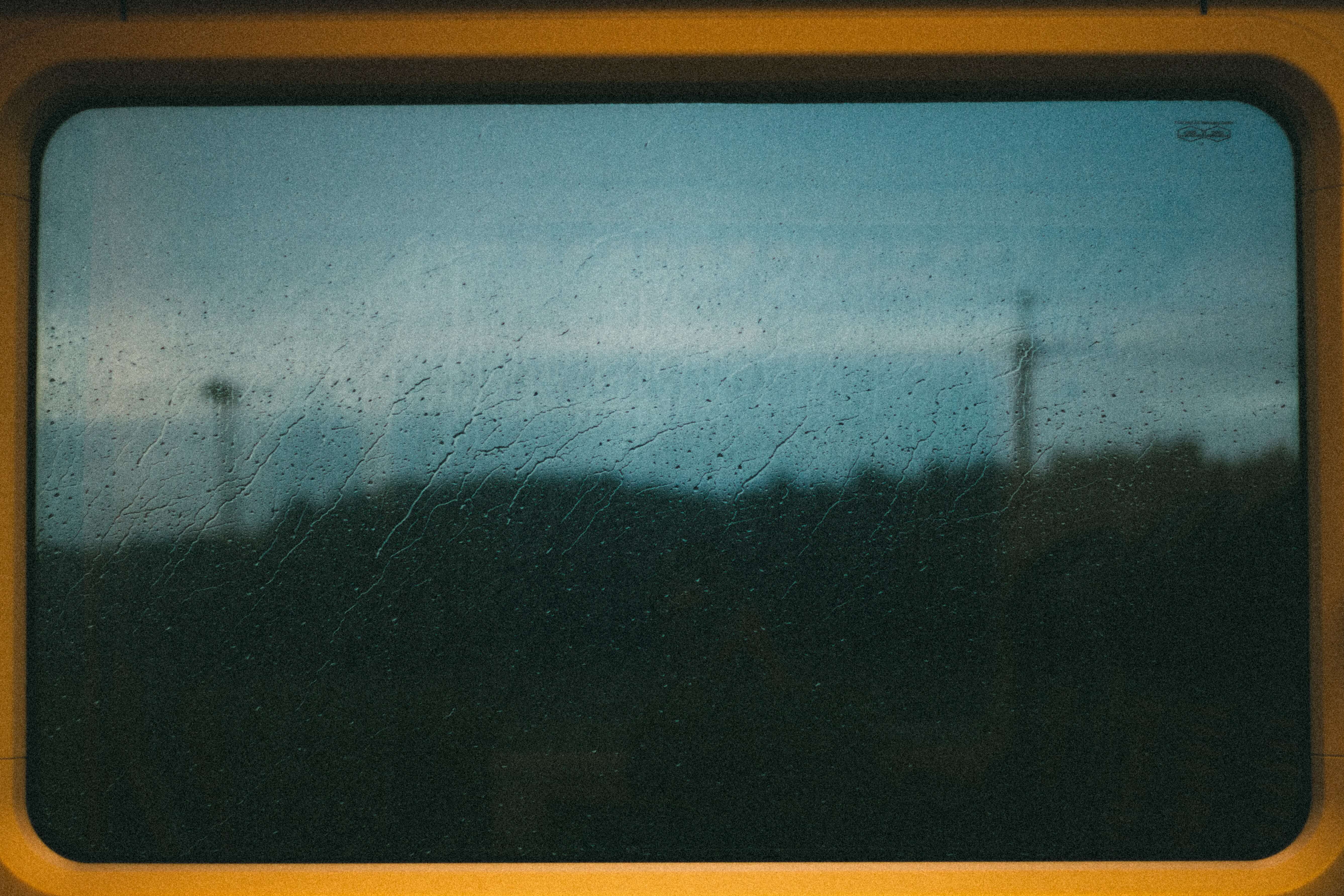 기차 창문으로 바라본 비내리는 풍경