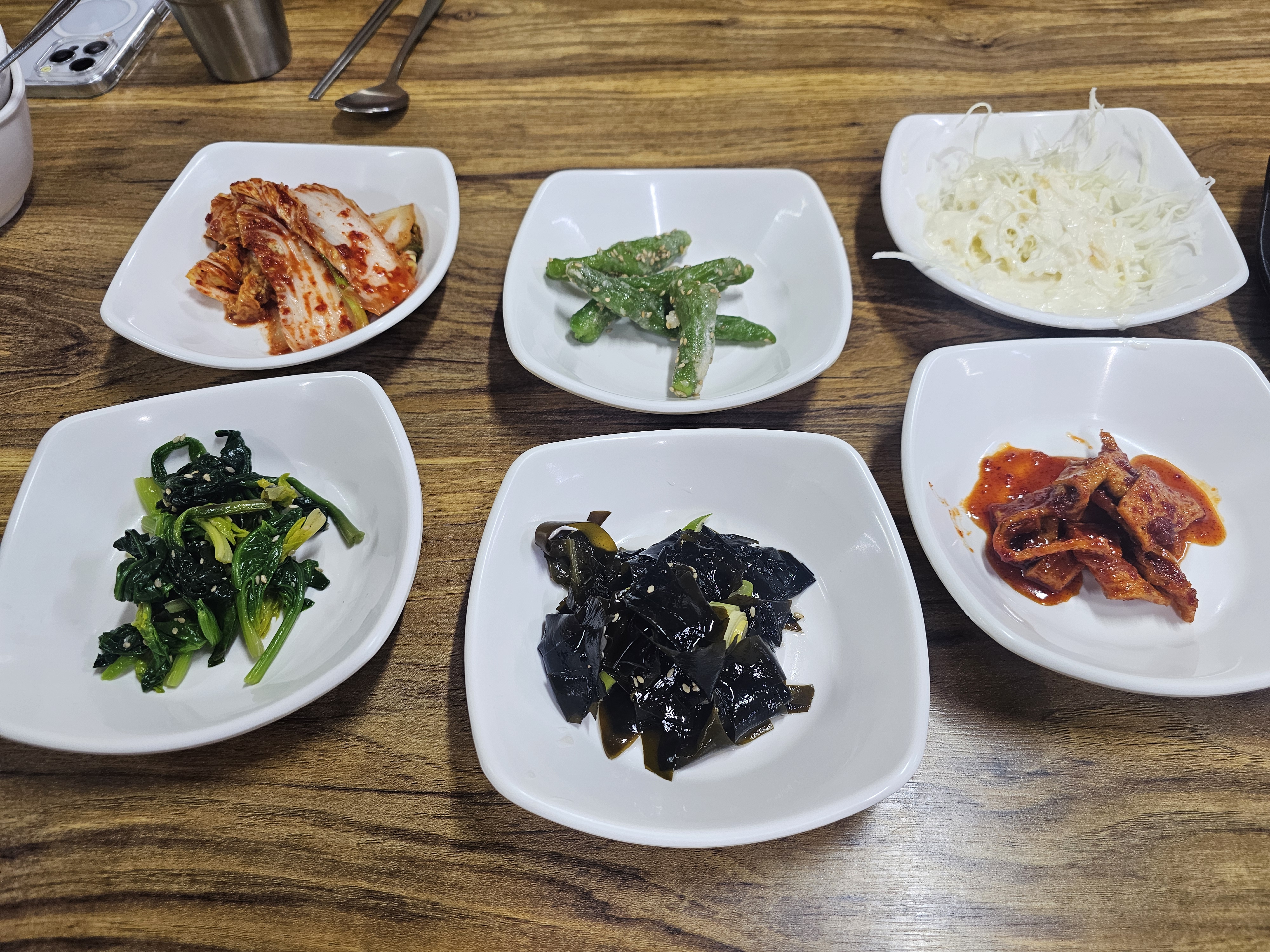 부산 대신동 부산해물찜 본점 밑반찬, 김치와 나물무침 등 6종