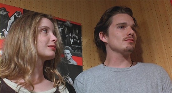 비포선라이즈 레코드 가게 청음실에서 서로를 흘끔거리는 주인공들