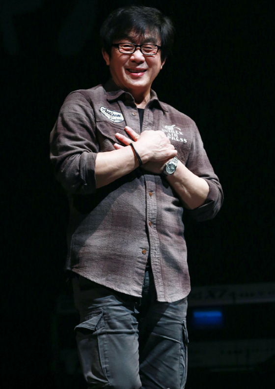 전영록 근황│무대 위에서 마이크를 잡고 팬들과 소통하는 장면