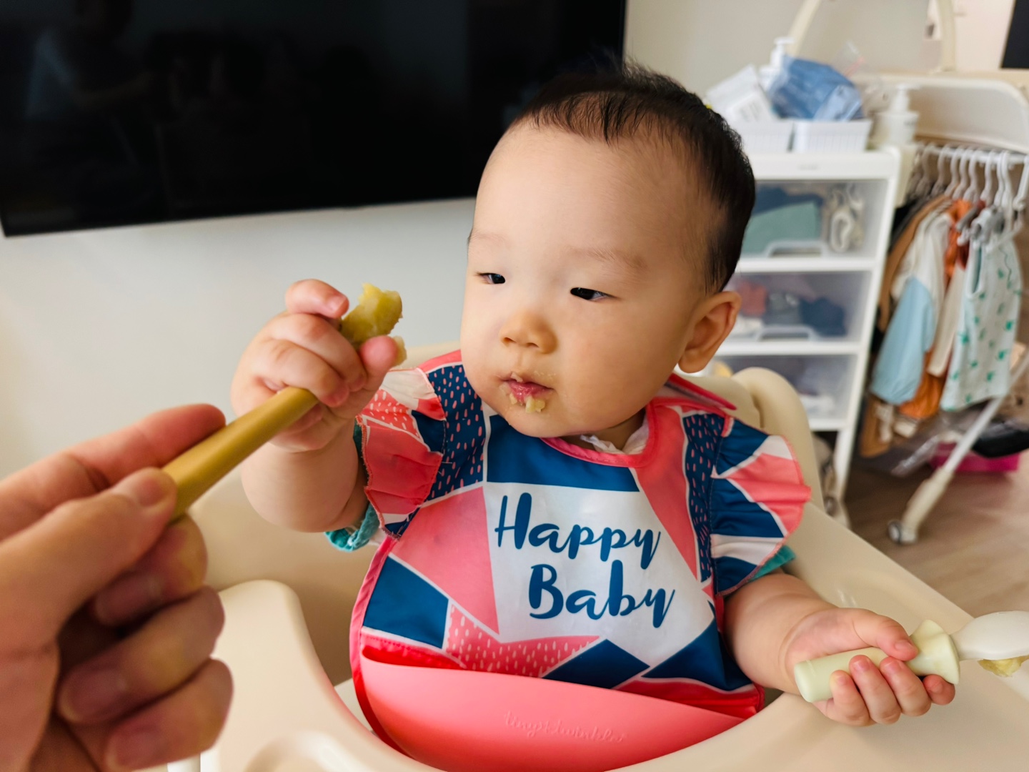 숟가락을 받아든 찬솔이가 바나나감자매시를 유심히 바라보며 관찰하는 순간