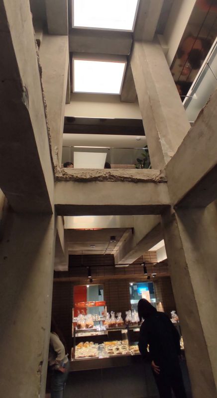 3층까지의 구조물이 들어난 공간