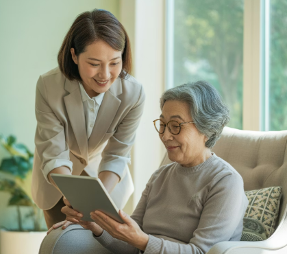 사회복지사 2급 자격증 취득 가이드 - 전문 상담사가 어르신을 도와주는 모습