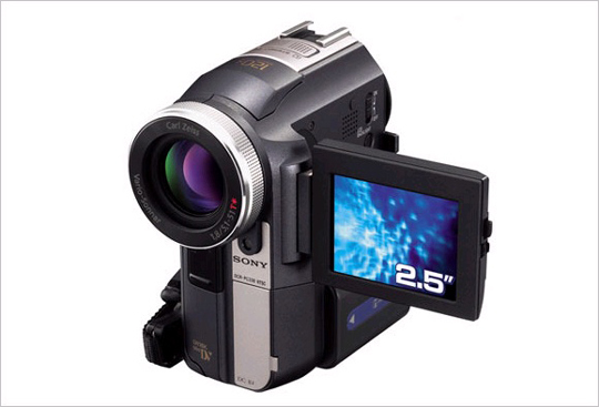 DCR-PC300 세계 최초의 331만 화소 CCD. 컬러 필터