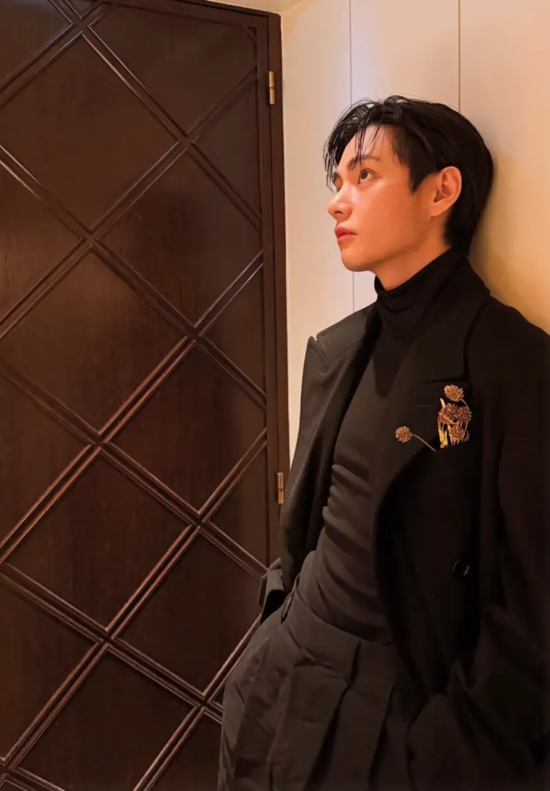 BTS 뷔, 뷔 공항패션, 뷔 패션위크 참석, 뷔 셀린느 패션쇼, 뷔 셀린느 앰버서더, 뷔 셀린느 2026, 셀린느 2026 컬렉션, 셀린느 패션 트렌드, 파리 패션위크, 인천공항 뷔 출국, 뷔 런웨이 룩, 뷔 셀린느 2026 컬렉션, 셀린느 글로벌 앰버서더, 생클루 국립공원 패션쇼, 뷔 패션 아이콘, BTS 뷔 셀린느, 뷔 셔츠 스타일, 셀린느 캐시미어 카디건, 뷔 히로노 인형, 뷔 셀린느 화보, 셀린느 남성룩, 뷔 셀린느 무드, 뷔션위크, Vashion Week, TaehyungXCeline