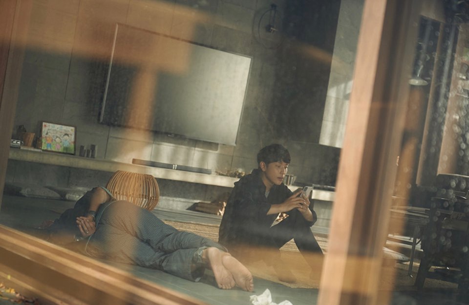 스마트폰을 떨어뜨렸을 뿐인데 결말 해석 원작 출연진 정보