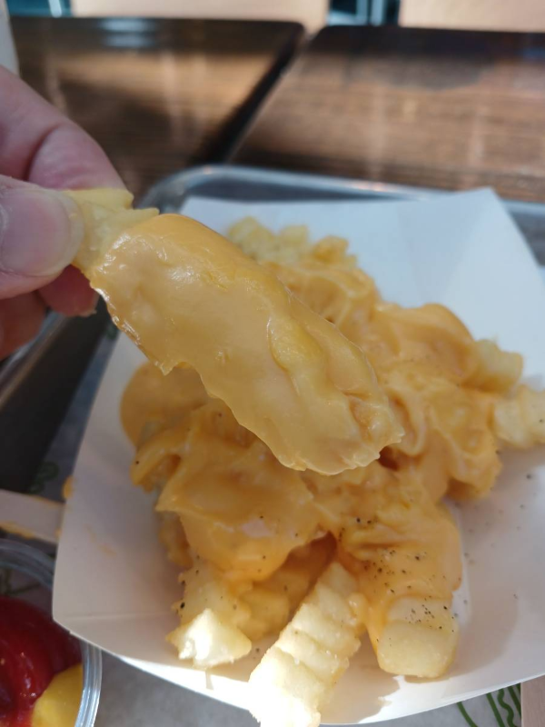꾸덕한 치즈 가득한 프라이