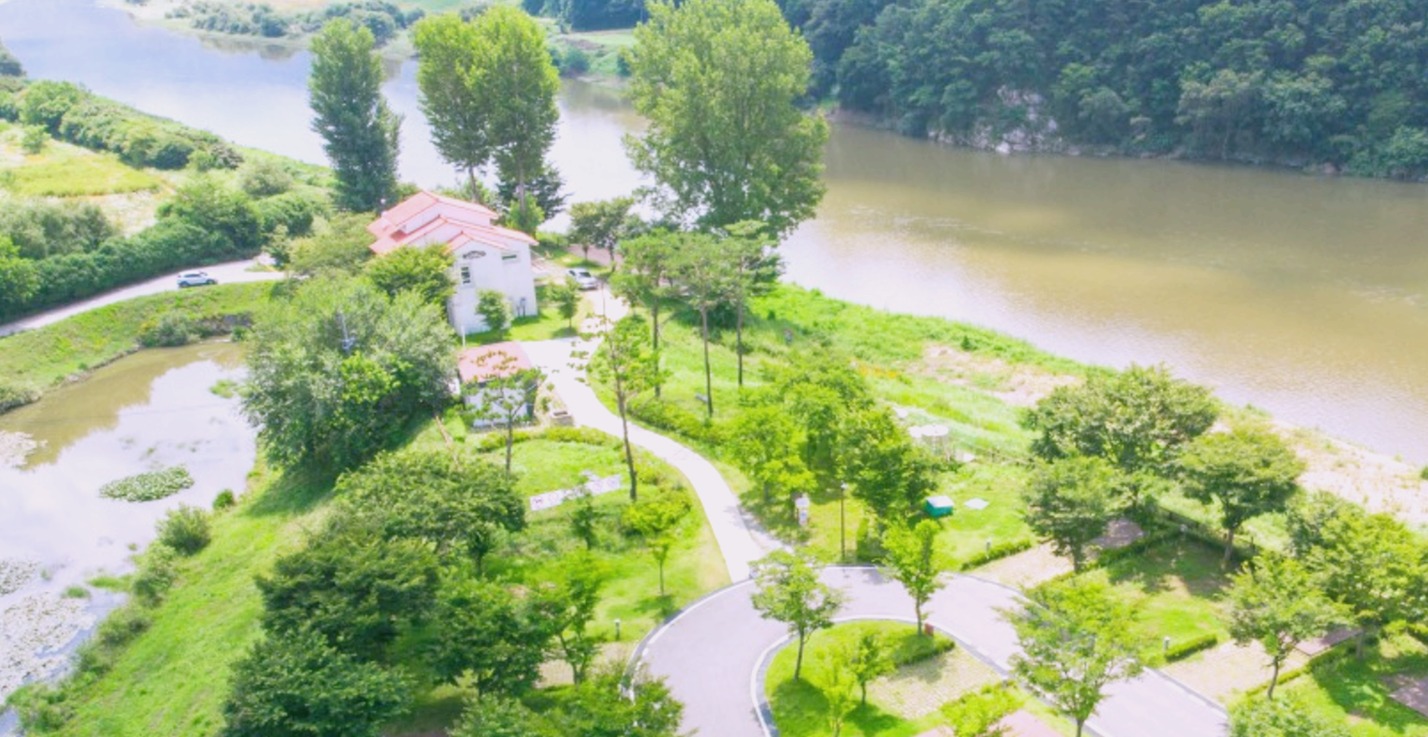 강 주변에 위치한 인삼골 오토캠핑장