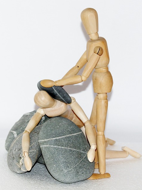 바위에-기대있는-나무인형-머리에-돌덩이가-얹어있는-모습