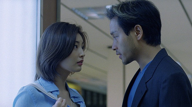 성월동화 장면, 남자 주인공과 여자 주인공이 서로를 바라보며 마주 선 모습