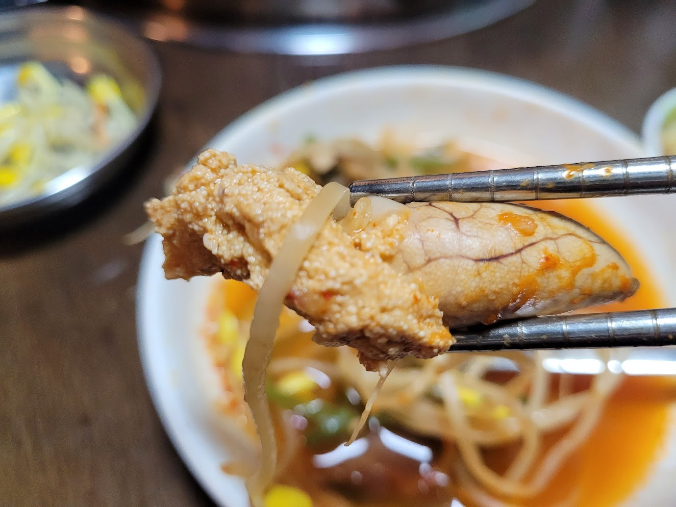 탱글탱글한 동태알을 젓가락으로 집고 있는 모습