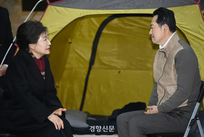 수염 기른 장동혁 vs 풀메이크업 박근혜 투샷