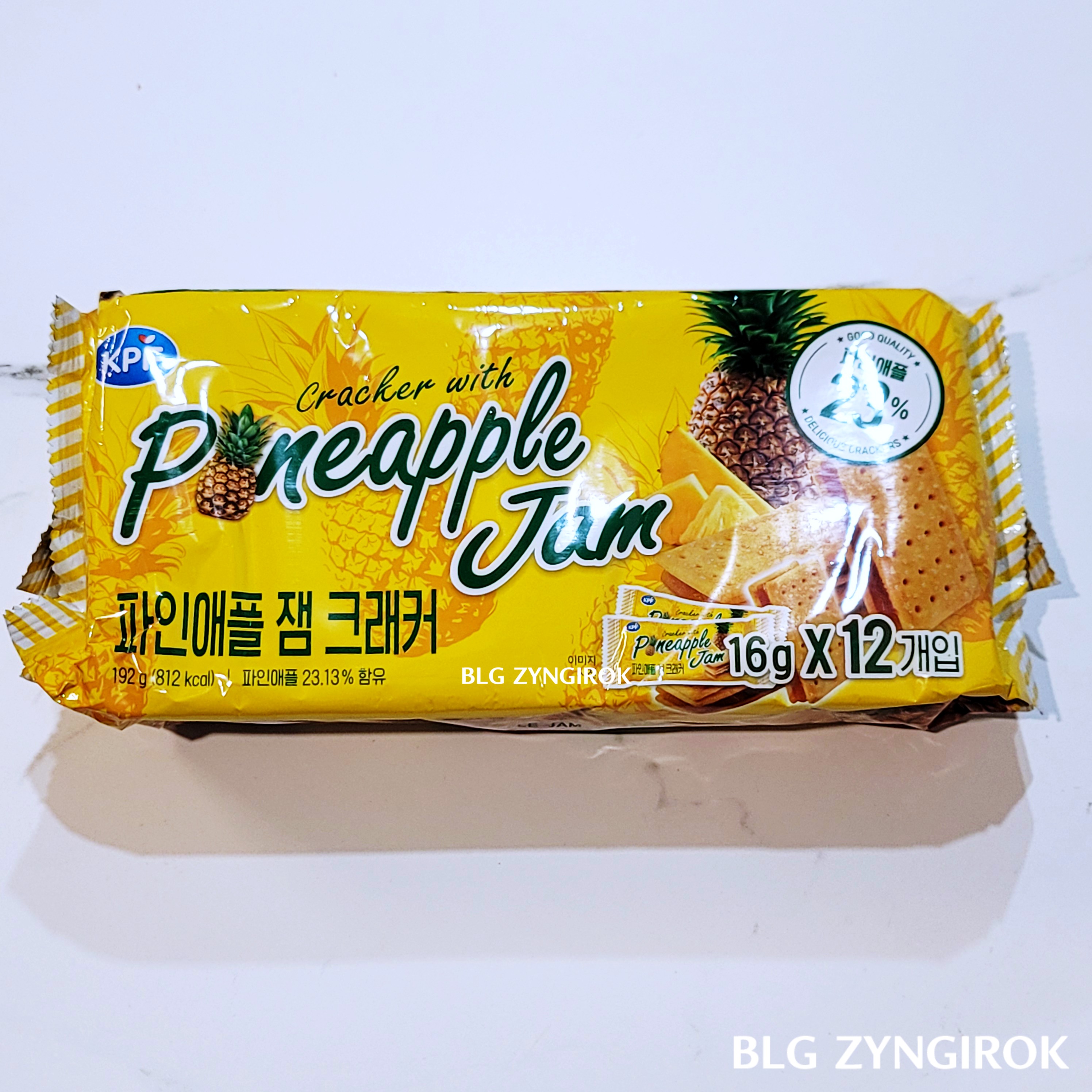 파인애플 잼 크래커가 테이블 위에 놓여있다.