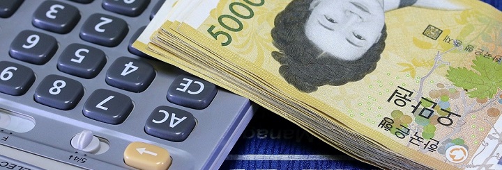 계산기위에 지폐있음