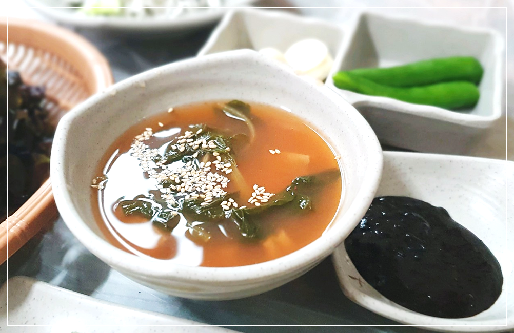 열무 물김치에 묵이 들어있는 열무 묵사발과 초콜릿 빛깔의 막장