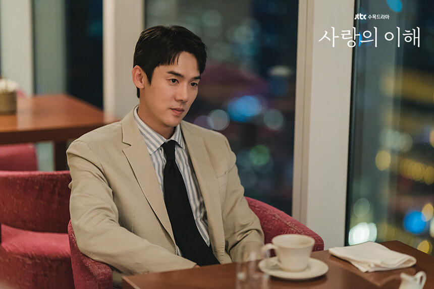 식당에 앉아 있는 상수