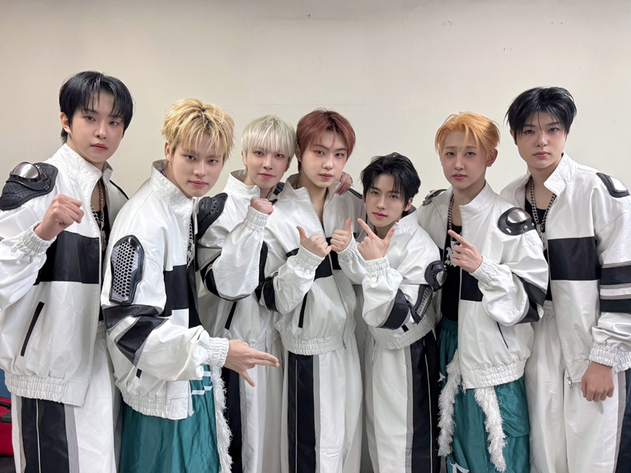 2025년 마지막 날에 모교 방문해서 학생들 다 팬으로 영업시킨 남돌 | 인스티즈