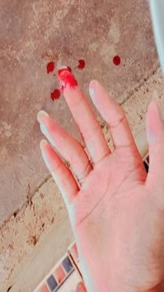 중지-손가락에서-빨간-피가-계ㅗㄱ-흘러나오는-모습