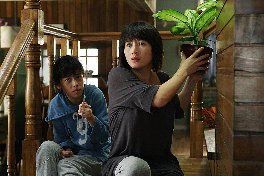 화분을 들고 창인을 위협하는 결말 속 연주와 그녀의 곁이 함께 앉아있는 성아