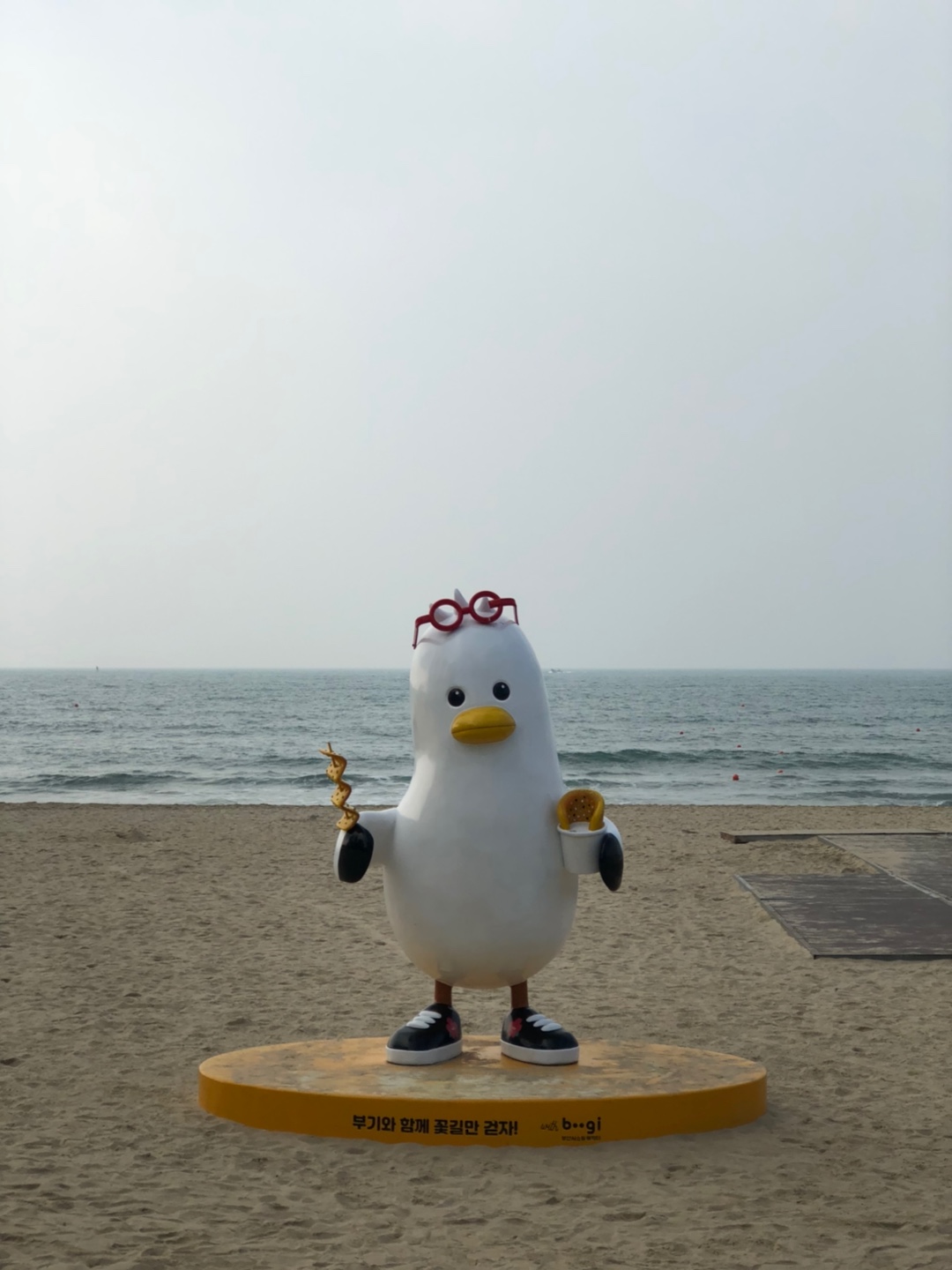 어묵과-호떡을-든-갈매기