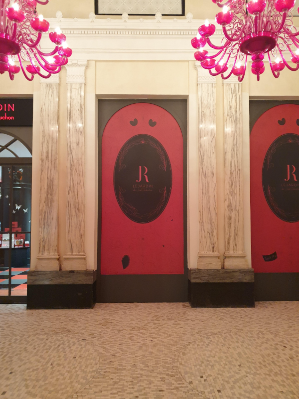 엘레베이터와 상들리에 모두 붉은색이다.