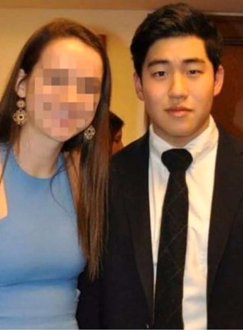 검정 정장을 입은 정해찬이 드레스 차림의 여성과 함께 포즈를 취하고 있는 실내 행사 사진. 여성의 얼굴은 모자이크 처리되어 있음.