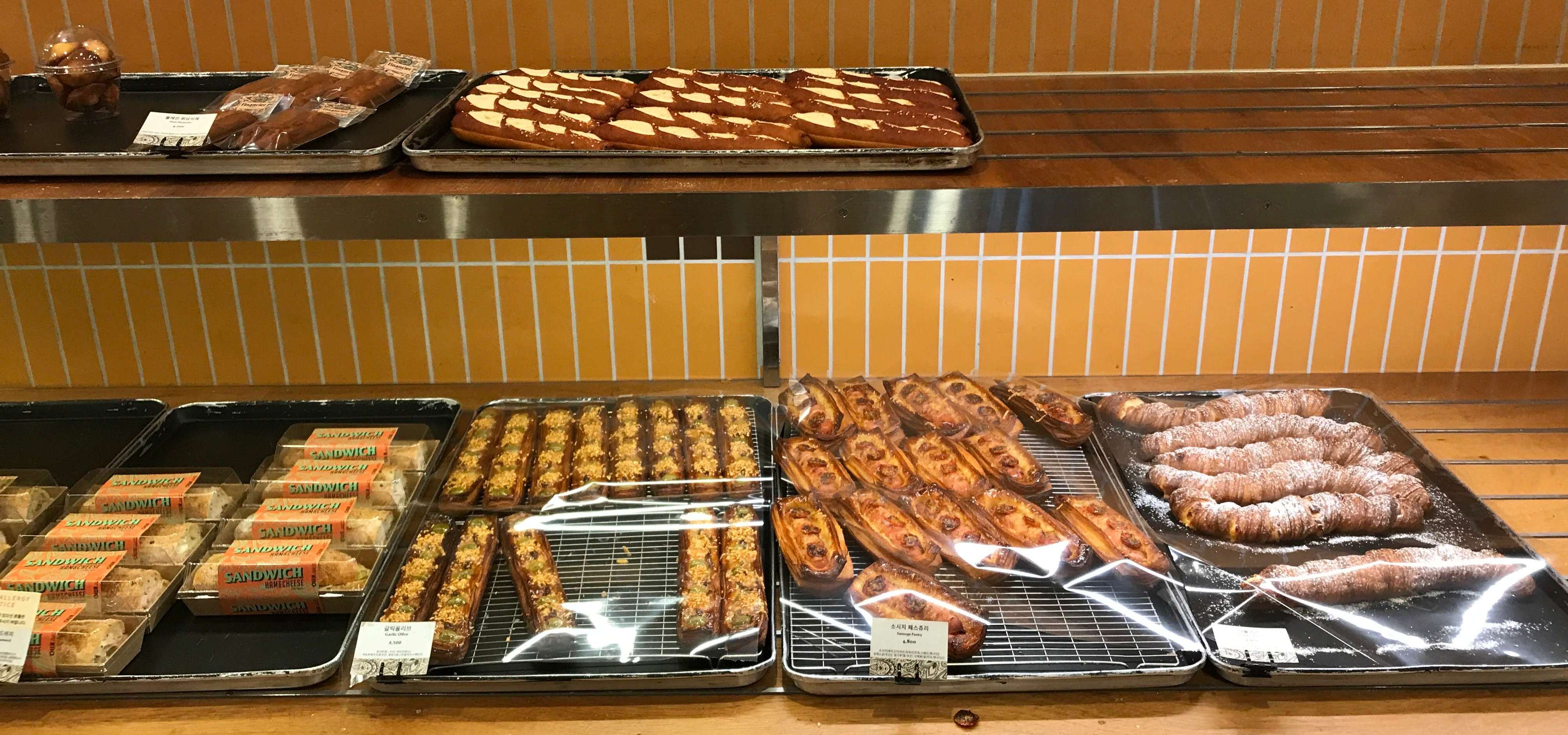 프레첼, 페스츄리 등의 빵이 진열되어 있습니다.
