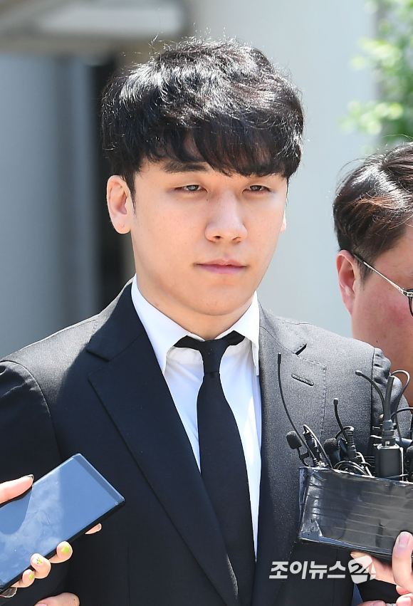 외국인 투자자 일행에게 성매매를 알선하고 클럽 버닝썬 자금을 횡령한 혐의를 받는 그룹 빅뱅 전 멤버 승리가 14일 오전 서울 서초동 서울중앙지법에서 열린 구속 전 피의자 심문(영장실질심사)에 출석하고 있다.