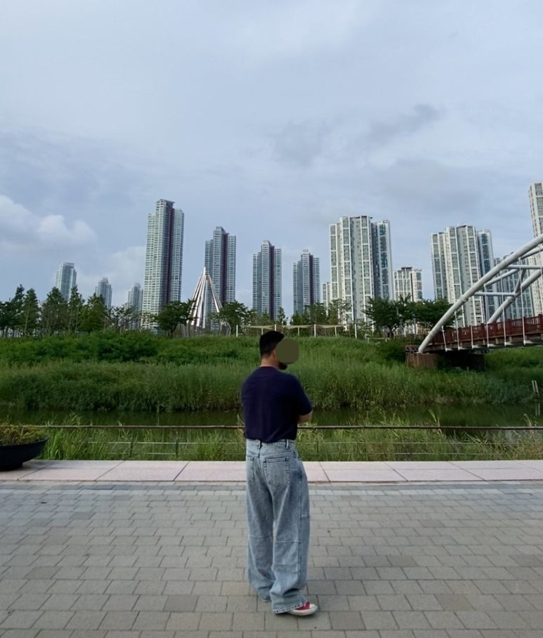 데일리룩(2025. 8. 17.)노티카 83플래그 로고 반팔티 티셔츠 네이비, 무신사스탠다드 패널드 니 와이드 데님 팬츠 연청바지, 컨버스 올스타 척테일러 레드, 루미녹스 3954