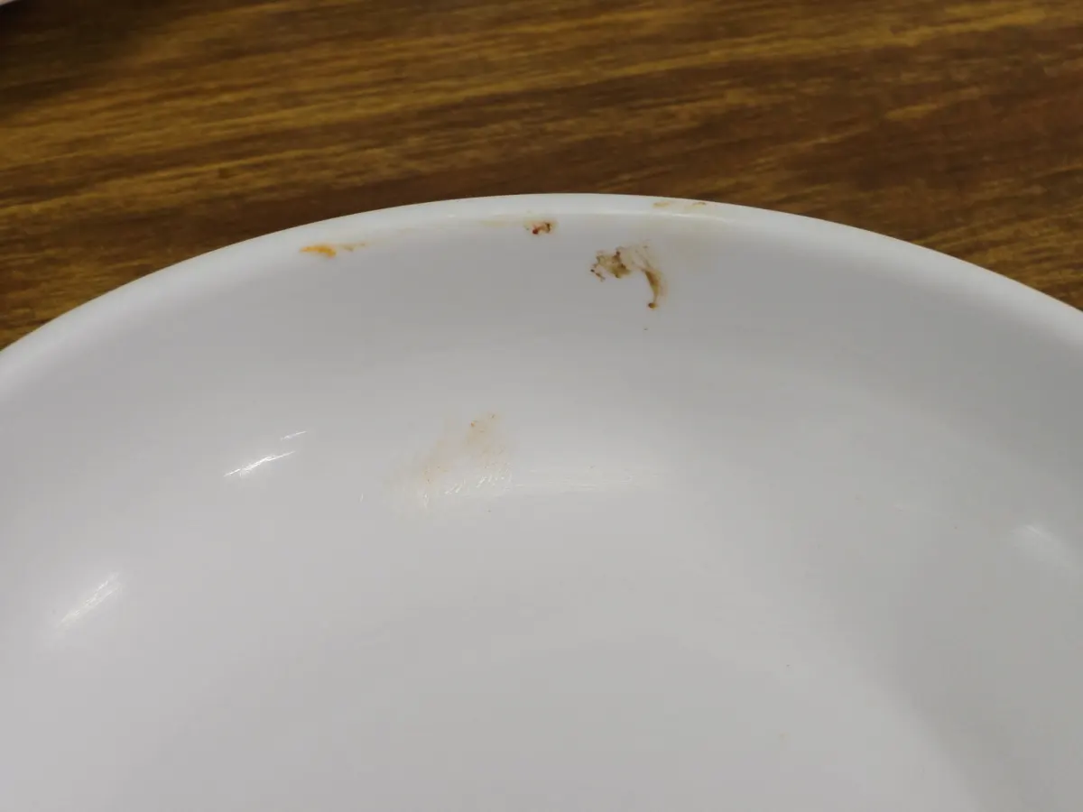 이물질이 묻은 앞접시 사진-확대샷