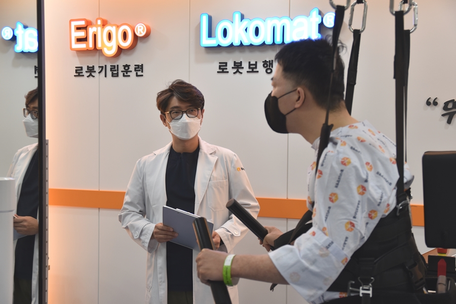 웰시티요양병원 로봇재활 치료 사진