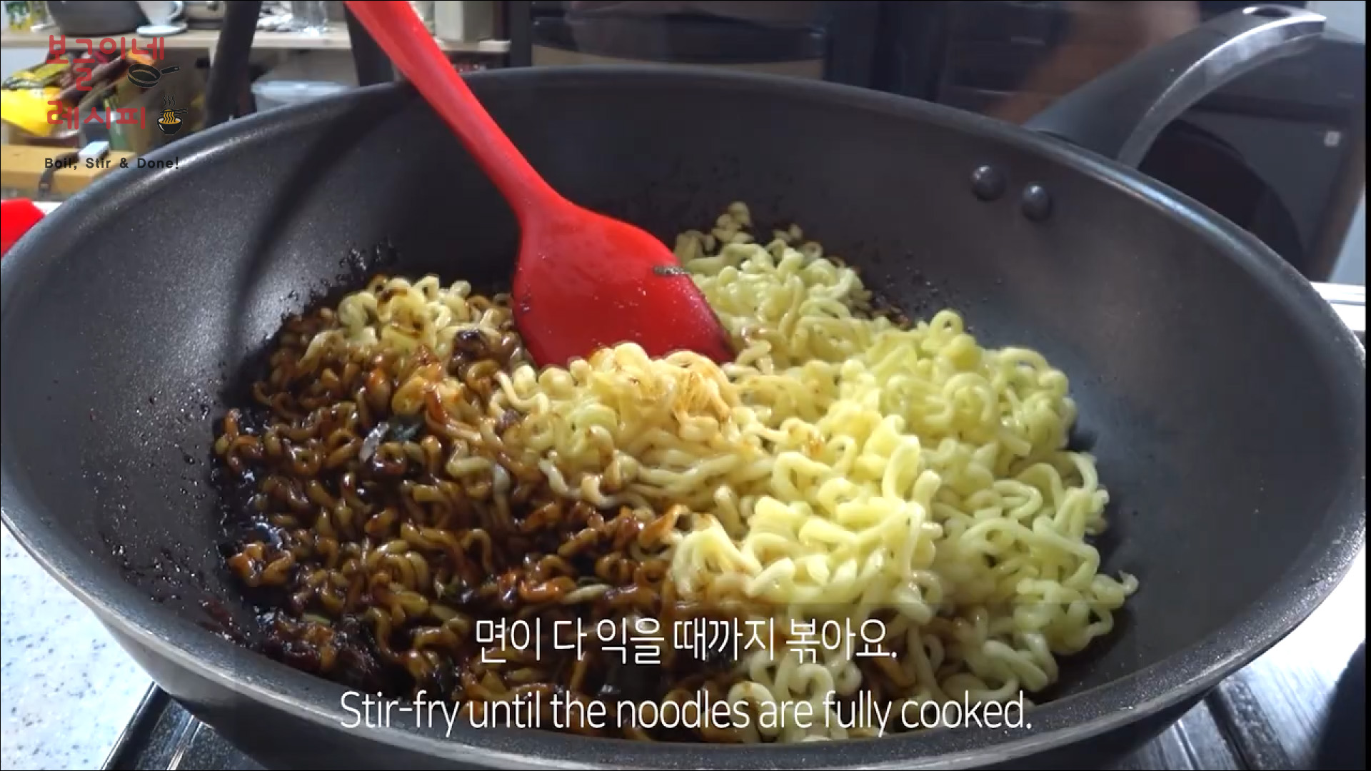삶아둔 면을 넣고 소스가 면 전체에 고루 묻도록 볶아요.