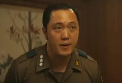 군복을 입고 서 있는 영화 서울의 봄에서 원경을 연기하는 최원경