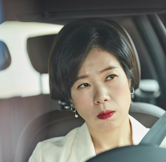 드라마 동백꽃 필 무렵 속 염혜란 배우 모습