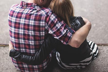 포옹하는-뒷모습