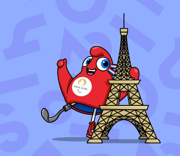 프리주가 에펠탑 모형을 잡고 있는 모습