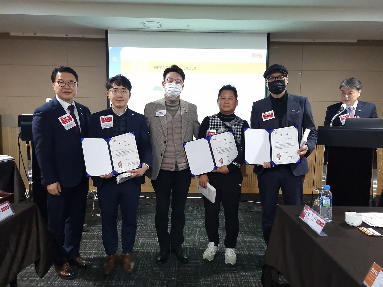 비엔아이 그랜드챕터 상장을 받은 4분의 대표님이 함께 기념촬영을 하고 있습니다.