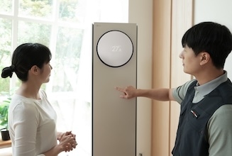 에어컨 청소를 위해 상담을 주고받는 남여