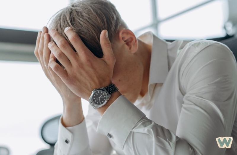 우울증과 스트레스로 고통받는 남성이 양손으로 머리를 감싸며 절망하는 모습 via canva